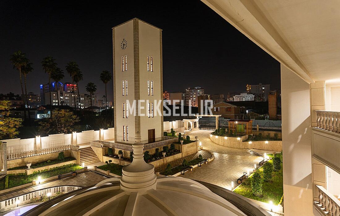 برج ساعت از جاهای دیدنی بابلسر در شب